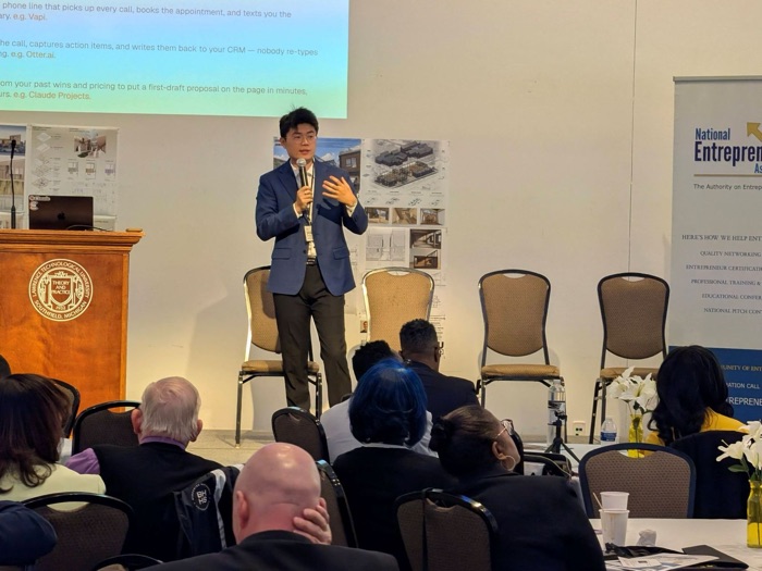 Shaun Zhang pitching on stage to a seated audience